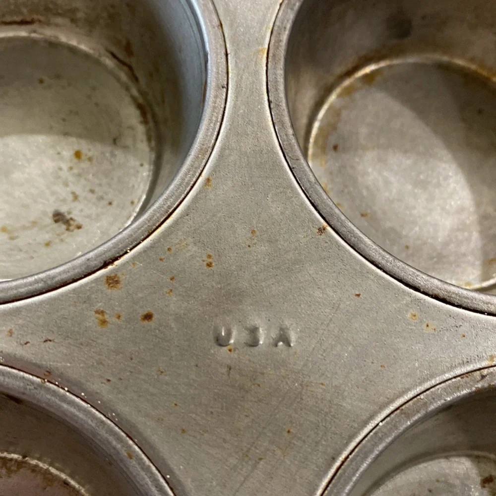 Vintage MCM Ekco 6-Cup Metal Muffin Tin!